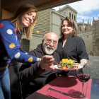 Manuel Sierra sentado entre Natalia Burguillo (i) y Sara Grande (d) se dispone a probar una ensalada con San Gregorio como telón de fondo.-M. A. SANTOS