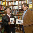 Javier Hernández Baruque, junto a Pedro Ojeda, en la Librería Sandoval.-J. M. LOSTAU