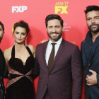 De izquierda a derecha: los actores Darren Criss, Penélope Cruz, Édgar Ramírez y Ricky Martin en la premiere de la serie celebrada este lunes en Hollywood-JON KOPALOFF