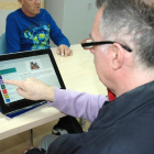 Una persona utiliza la aplicación NeuroRHB, destinada a familiares y profesionales de pacientes con daño cerebral.-EL MUNDO
