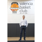 El vallisoletano Chechu Mulero (a la izquierda dirigiendo alForum, posa en las instalaciones del Valencia Basket.-ALQUERÍA