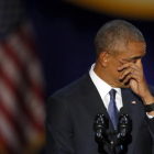 Barack Obama se seca las lágrimas durante un momento de su discurso de despedida en Chicago.-AP / CHARLES REX ARBOGAST