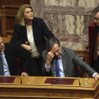 El primer ministro heleno, Antonis Samaras (segundo a la derecha), asiste a la votación den el Parlamento por el presidente Griego en la Cámara Baja en Atenas.-Foto: EFE / SIMELA PANTZARTZI