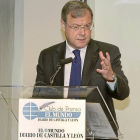 El consejero de Fomento, Antonio Silván, durante su intervención en la clausura del foro-J.M.Lostau
