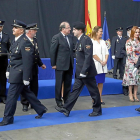 Agentes del Cuerpo Nacional de Policía camino de recoger sus condecoraciones pasan delante de Zurita, Juan Vicente Herrera, Barcones y Clemente.-J.M. LOSTAU