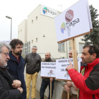 El procurador de IUCyL-Equo convergencia por Castilla y León, José Sarrión, y el coordinador general de IU en Castilla y León, José María González, visitan a los trabajadores de Tragsa.-Ical