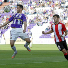 Juan Villar, autor del único gol del partido, intenta bajar el balón con el pecho ante la presencia de Gil, ayer en Zorrilla.-J. M. Lostau