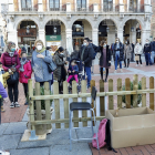 Varias personas forman cola respetando las medidas de seguridad en la Plaza Mayor para entrar al tren navideño. REPORTAJE GRÁFICO:J.M. LOSTAU
