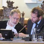 Manuel Saravia y Óscar Puente, en un momento del Pleno.-MIGUEL ÁNGEL SANTOS / PHOTOGENIC