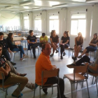 Los ocupantes del nuevo instituto Les Cinc Sénies de Mataró, esta tarde cuando iban a reunirse para decidir qué actividades harían hasta el domingo por la mañana.-JOAN SALICRÚ