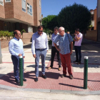 El alcalde de Valladolid, Óscar Puente, flanqueado por el concejal Luis Vélez (I) y el presidente de la AAVV de Covaresa, José Manuel Conde.-EUROPA PRESS