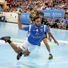 Nico López culmina desde los seis metros una acción ofensiva del Recoletas en el último derbi de la pasada campaña.-M. A. S.
