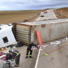 Equipos de emergencia trabajan junto a un camión que ha volcado en la carretera autonómica CL-613, a la altura del municipio de Becerril de Campos (Palencia) y ha cortado ambos sentidos.-ICAL