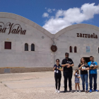 De izda. a dcha.: Mª Rosa Arranz y Jordi Alonso, enólogos de la bodega, junto a Susana Martínez y Juan Marcos González, padres de la pequeña Blanca (detrás de una de las botellas solidarias), que padece glucogenosis.-ARGICOMUNICACIÓN