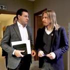 Pablo Fernández (dcha.) conversa con el portavoz popular Raúl Hernández.-ICAL