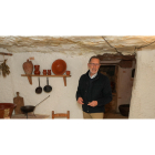 Conrado Giralda, en el interior de una de las casas cuevas visitables de Trigueros - PHOTOGENIC