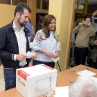Luis Tudanca, junto a Esther Peña, en el momento de votar en  Burgos.-ICAL