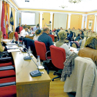 La dimisión presentada ayer por Adolfo Marcos; la renuncia, también ayer, del que se postulaba como ‘tránsfuga’, Ignacio Gutiérrez y la reciente de Fuertes (el 1 de febrero), dejó ayer tres sillones vacíos en la bancada ‘Popular’. Eso hizo posible que el -SANTIAGO