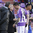 Rennella baja la mirada al pasar ante Portugal tras ser sustituido por Mojica.-J. M. LOSTAU