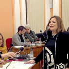 DOMINGO SUSTITUYE A LADOIRE. La número 9 de la lista del PP en las municipales del 24 de mayo, Ana Domingo, tomó ayer posesión del acta de concejal para sustituir en su escaño a Alicia Ladoire, quien dimitió el 4 de noviembre. La número 11, María Jesús Ru-S.G.