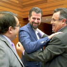 Luis Tudanca y José Ignacio Martín se felicitan en un momento del Pleno de las Cortes por la victoria de Sánchez en presencia de Luis Cepas-ICAL