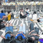 Los manifestantes bloquean una calle en las proximidades de la sede del Gobierno local de Hong Kong.-Foto: REUTERS / CARLOS BARRIA