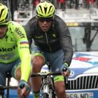 Alberto Contador trata de reengancharse al pelotón tras caerse durante la segunda etapa del Tour de Francia.-AFP / KENZO TRIBOUILLARD