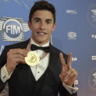 Marc Márquez muestra, orgulloso y feliz, la medalla que lo acredita como campeón del mundo de MotoGP y que recibió, anoche, en la gala de la FIM, que se celebró en Andorra.-/ NUNO LARANJEIRA