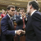 Mariano Rajoy va a saludar a Albert Rivera para agradecerle su apoyo en la investidura, el pasado sábado 29 de octubre.-EFE / JUAN CARLOS HIDALGO