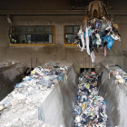 El ‘pulpo’ selecciona los residuos recién depositados por los camiones de basura en la planta de tratamiento de residuos.-J.M. LOSTAU