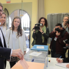 Alfonso Fernández Mañueco votando esta mañana en Salamanca.-ICAL
