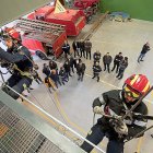 Demostración durante una visita del alcalde al parque de Bomberos de Valladolid, en una foto de archivo. PABLO REQUEJO