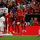 El madridista Isco (d) lanza una falta durante el Bayern-Real Madrid.-AFP