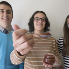 César Bataner, Laura Herrero y Sandra Rodríguez con una tarro que contiene las esferificaciones de jamón ibérico creado por ellos mismos.-RAÚL OCHOA