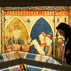 Una joven contempla algunos de los documentos que se exhiben en la exposición ‘Fernando III y su reinado’.-ICAL