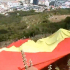La bandera española gigante que miembros de Vox desplegaron en el Peñón de Gibraltar en el 2016.-