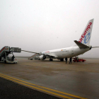 Vista de la pista del aeropuerto de Villanubla con niebla.-ICAL
