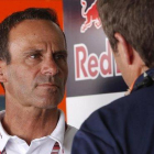 Alberto Puig, team manager del equipo Repsol Honda, dialoga con uno de sus colaboradores.-REPSOL MEDIA / JAIME OLIVARES