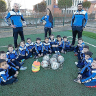 Los jugadores del club José Luis Saso posan sobre el césped de los campos de SanPedroRegalado junto a sus entrenadores.-J. M. LOSTAU