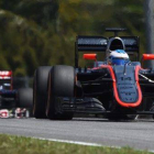 Fernando Alonso, por delante de Carlos Sainz, durante los ensayos libres del GP de Malasia.-Foto: AFP / GREG BAKER