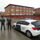 La Guardia Civil espera a la salida del colegio de Tordesillas donde se ha procedido la detención-El Mundo