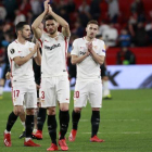 Los jugadores del Sevilla celebran con su afición el triunfo sobre el Lazio.-EL PERIÓDICO