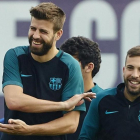 Gerard Piqué se ríe en el entrenamiento del Barça.-ALEJANDRO GARCIA