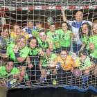 Las jugadoras del equipo de ‘Las Cañeras’ y el cuerpo técnico (Paco Ollero y Carlos Mínguez) posan en una de las porterías de Huerta del Rey.-J.M. LOSTAU