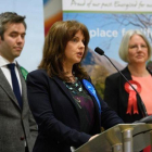 Trudy Harrison (centro) comparece tras su victoria en las elecciones en Copeland, rodeado por el candidato del Partido Verde (izquierda) y la laborista Gillian Troughton, en Whitehaven (Inglaterra), el 24 de febrero.-GETTY IMAGES / LEON NEAL