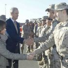 Soraya Sáenz de Santamaría, acompañada del ministro Pedro Morenés, saluda a las tropas españolas, este lunes en Herat.-Foto: EL PERIÓDICO