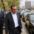 Rosell, con su abogado, después de declarar.-RICARD CUGAT