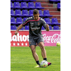 Ángel controla el balón durante un entrenamiento del Real Valladolid.-MIGUEL ÁNGEL SANTOS