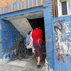 Una mujer entra en una de las viviendas del polígono  29 de Octubre.-J. M. Lostau