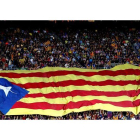 Aficionados del Barcelona despliegan una bandera "estelada".-EFE